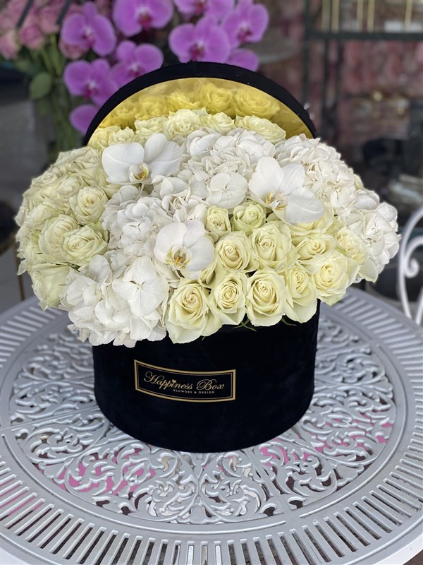 Siyah Lüks Kutuda Beyaz Güller ve Ortancalar