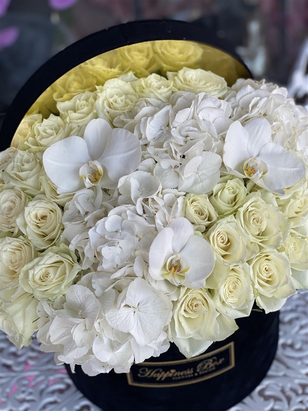 Siyah Lüks Kutuda Beyaz Güller ve Ortancalar