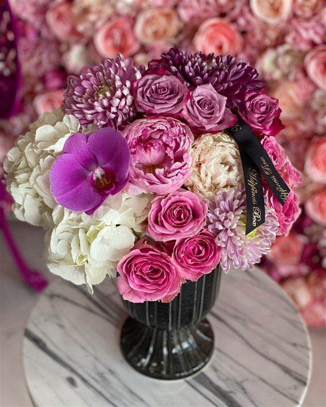 Siyah Lüks Vazoda Pembe Mevsim Çiçekleri