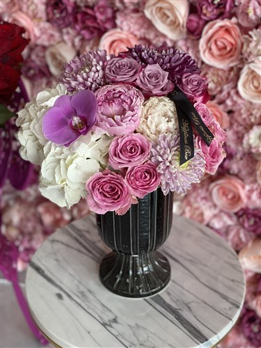 Siyah Lüks Vazoda Pembe Mevsim Çiçekleri