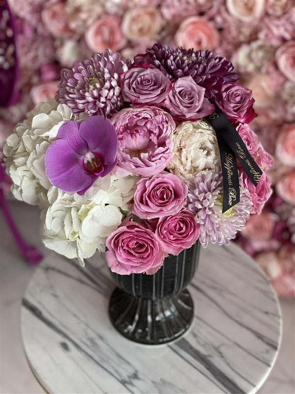 Siyah Lüks Vazoda Pembe Mevsim Çiçekleri