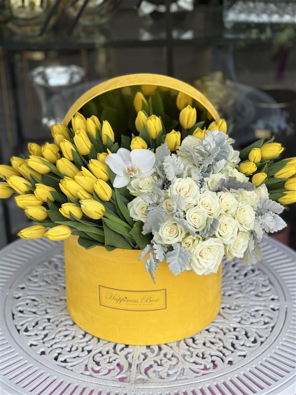 Sarı Kutuda Sarı Laleler ve Beyaz Güller