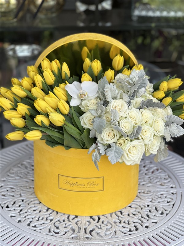 Sarı Kutuda Sarı Laleler ve Beyaz Güller