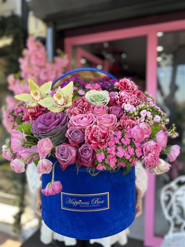 Mavi Kadife Mega Kutuda Pembe Mevsim Çiçekleri ile Aranjman