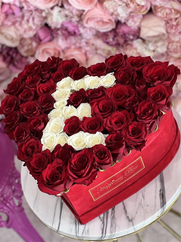 Kırmızı Lüks Kutuda Kırmızı Güller ve Harf