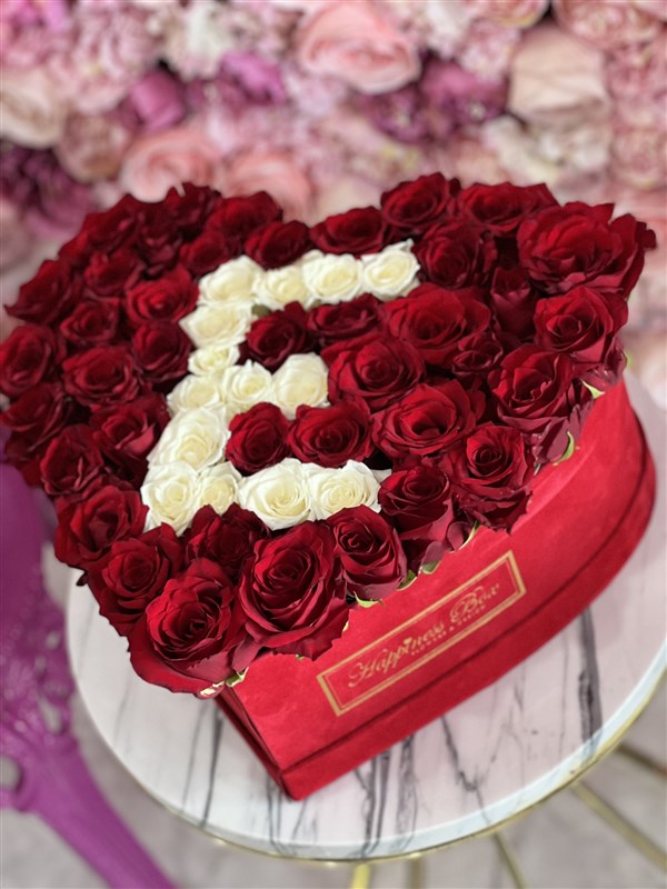 Kırmızı Lüks Kutuda Kırmızı Güller ve Harf