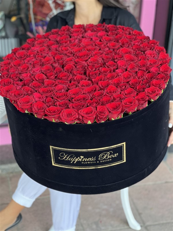 Dev Kutuda Yüzlerce Gül