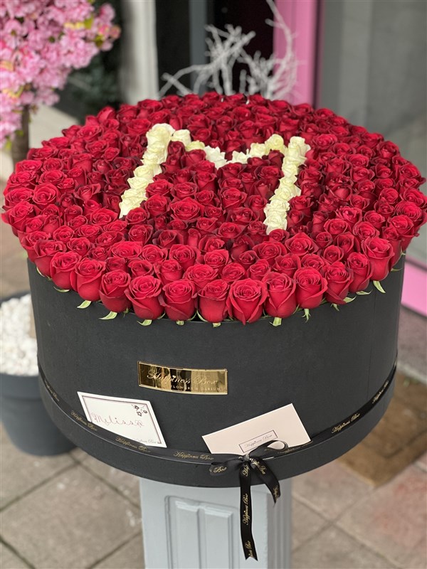 Dev Kutuda Yüzlerce Gül ve Harf