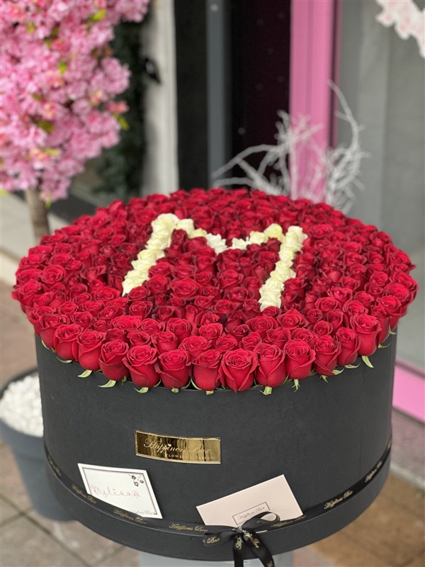 Dev Kutuda Yüzlerce Gül ve Harf