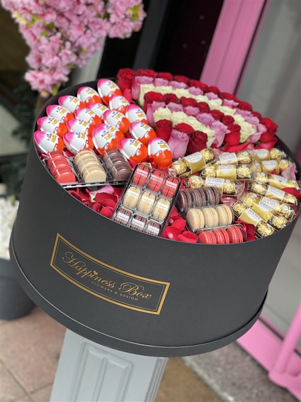 Dev Boy Kutuda Çikolata Bombası ve Renkli Güller