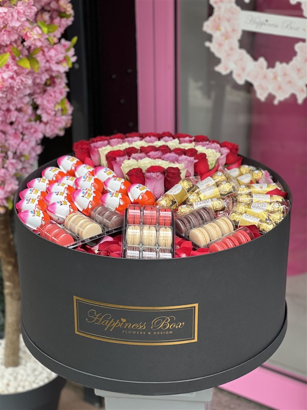 Dev Boy Kutuda Çikolata Bombası ve Renkli Güller