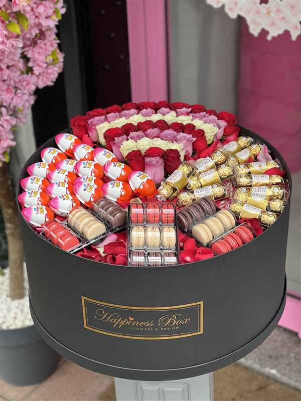 Dev Boy Kutuda Çikolata Bombası ve Renkli Güller