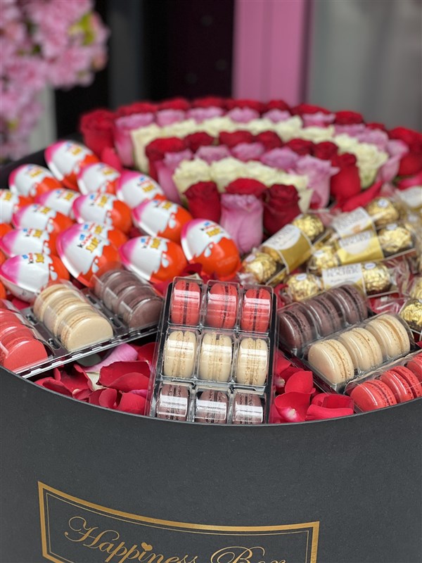 Dev Boy Kutuda Çikolata Bombası ve Renkli Güller