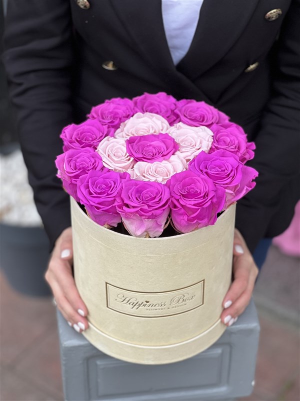 Bej Silindir Kutuda Pembe Solmayan Güller