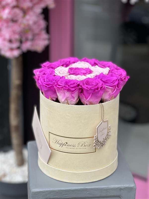 Bej Silindir Kutuda Pembe Solmayan Güller