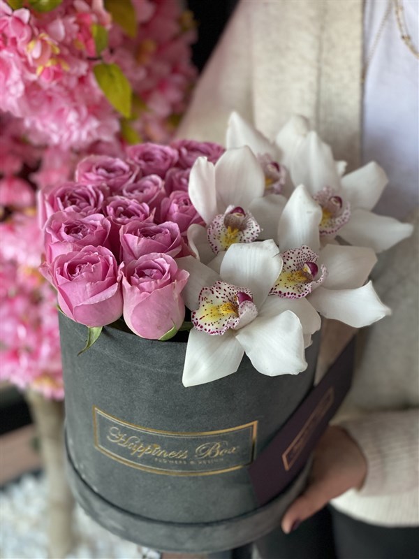Füme Kutuda Pembe Güller ve Cymbidium