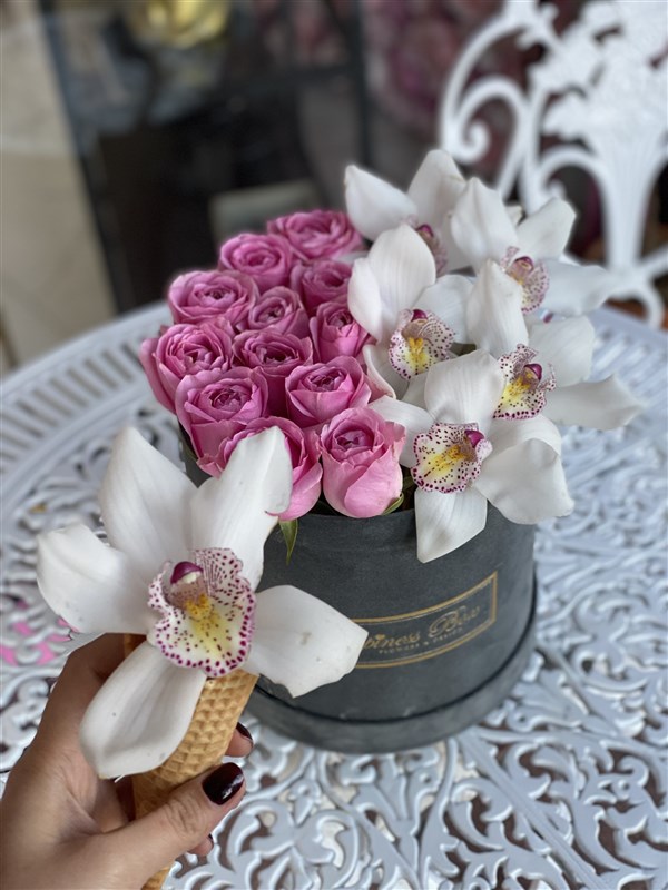 Füme Kutuda Pembe Güller ve Cymbidium
