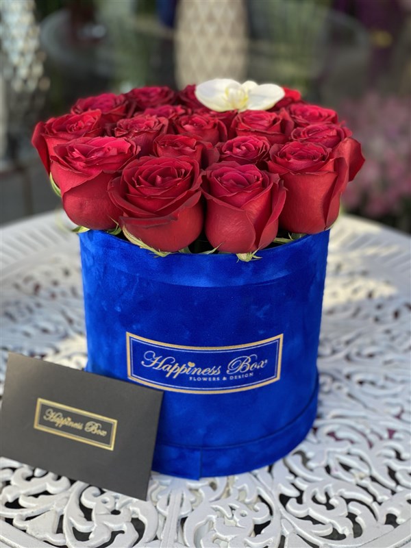 Saks Mavisi Kutuda Kırmızı Güller