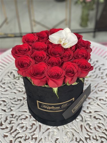 Siyah Kadife Silindir Kutuda Kırmızı Güller