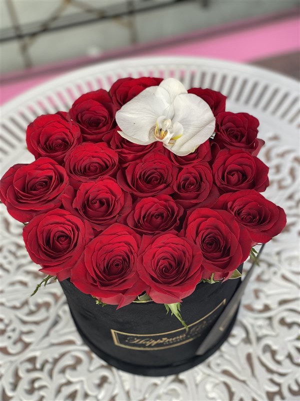 Siyah Kadife Silindir Kutuda Kırmızı Güller