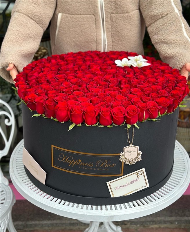 Dev Kutuda Yüzlerce Gül