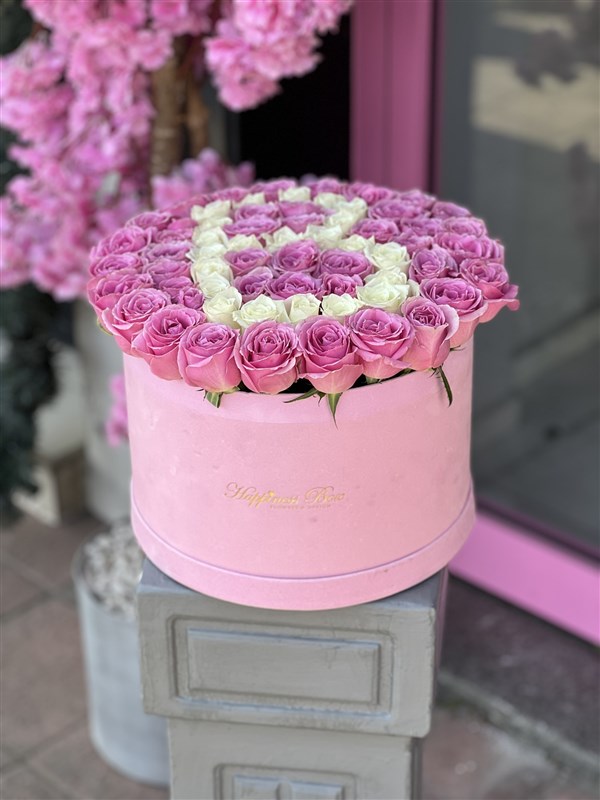 Pembe Kadife Kutuda Pembe Güller ve Harf