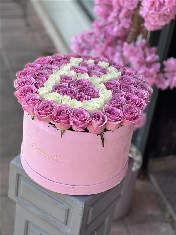 Pembe Kadife Kutuda Pembe Güller ve Harf