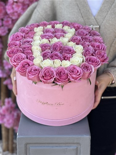 Pembe Kadife Kutuda Pembe Güller ve Harf