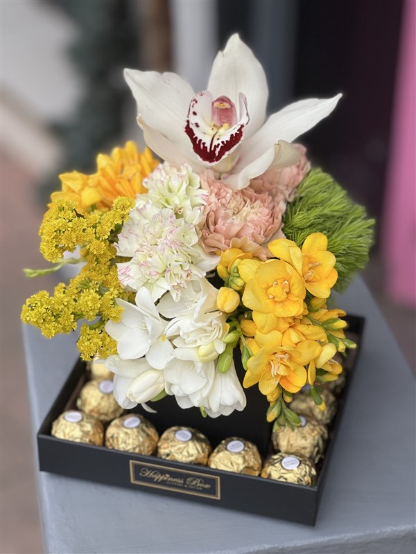 Tasarım Kutuda Mevsim Çiçekleri ve Çikolatalar