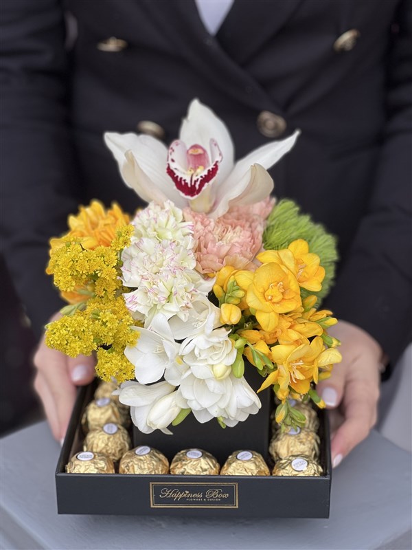 Tasarım Kutuda Mevsim Çiçekleri ve Çikolatalar