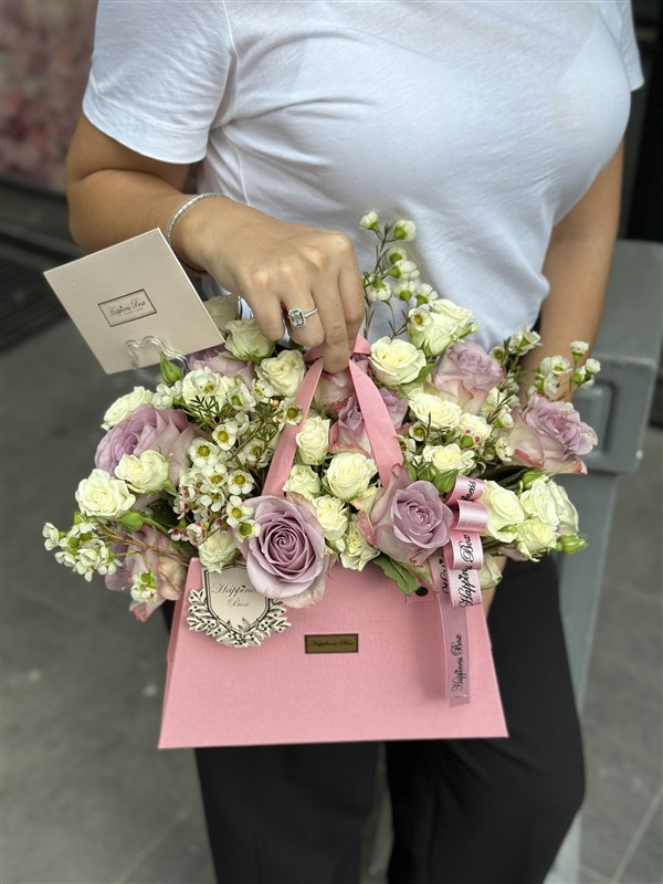 Pembe Kanvas Çantada Beyaz Gül Aranjmanı