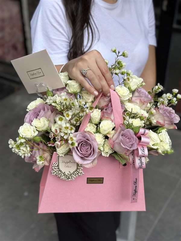 Pembe Kanvas Çantada Beyaz Gül Aranjmanı