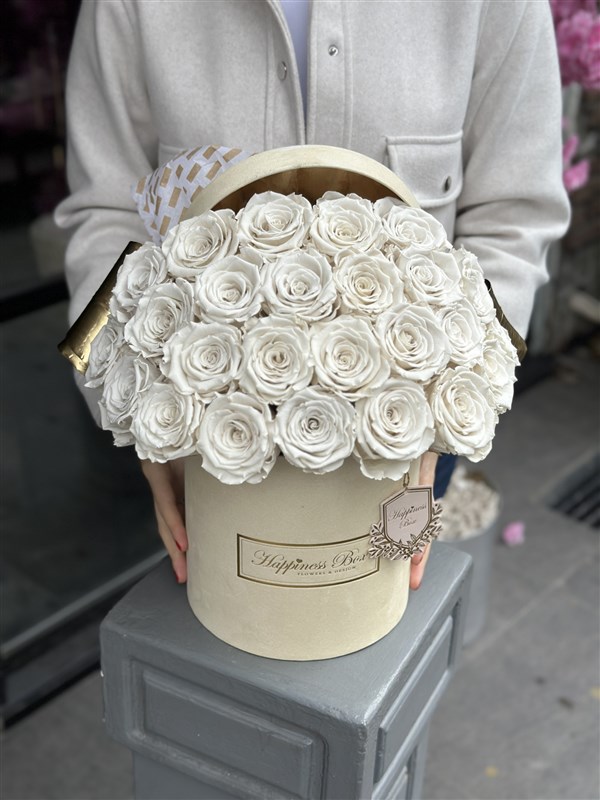 Bej Kadife Kutuda Beyaz Solmayan Güller