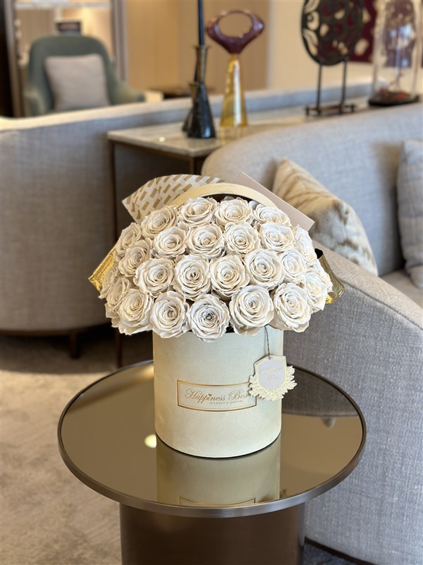 Bej Kadife Kutuda Beyaz Solmayan Güller