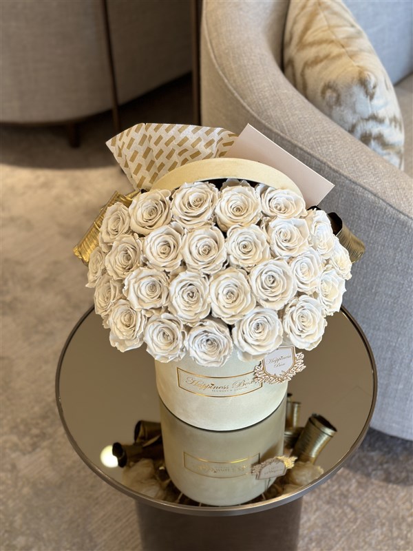 Bej Kadife Kutuda Beyaz Solmayan Güller