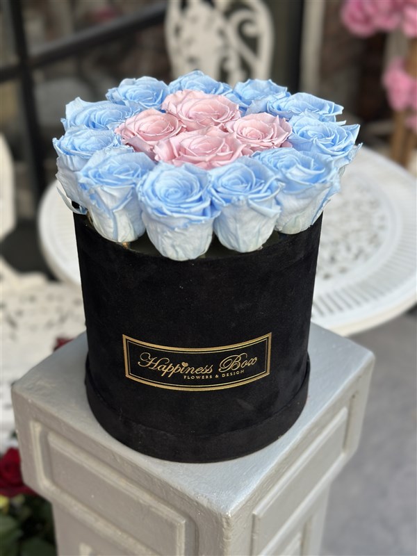 Siyah Kadife Kutuda Mavi Pembe Solmayan Güller