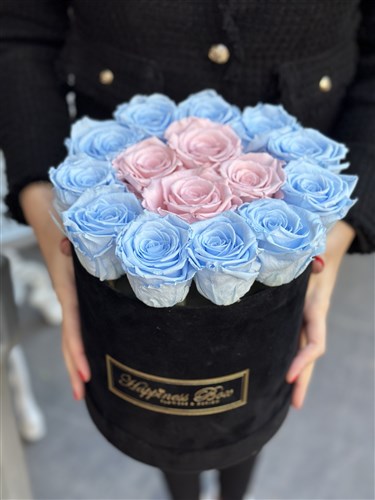 Siyah Kadife Kutuda Mavi Pembe Solmayan Güller