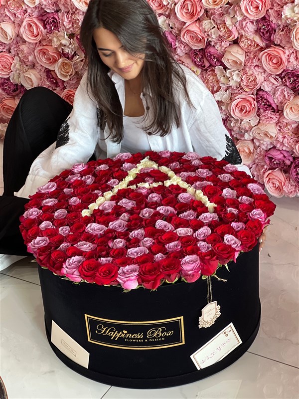 Dev Kutuda Renkli Güller ve Harf