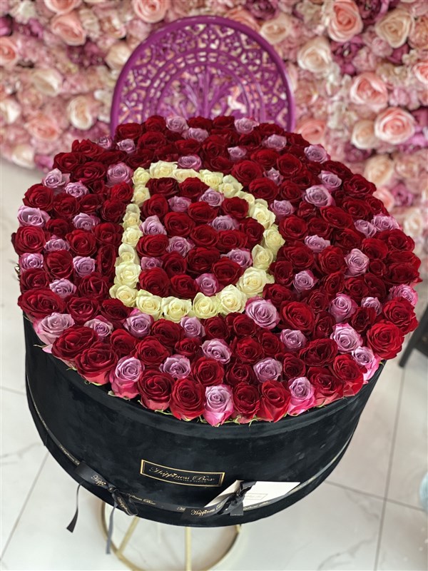 Dev Kutuda Renkli Güller ve Harf