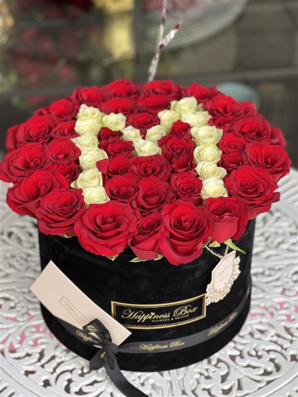 Siyah Mega Silindir Kutuda Kırmızı Güller ve Harf