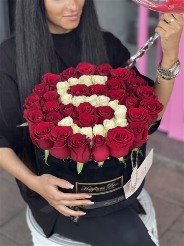 Siyah Mega Silindir Kutuda Kırmızı Güller ve Harf