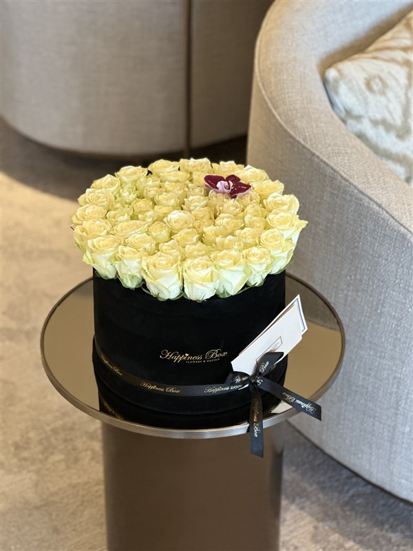 Royal Beyaz Güller Siyah Kadife Kutuda