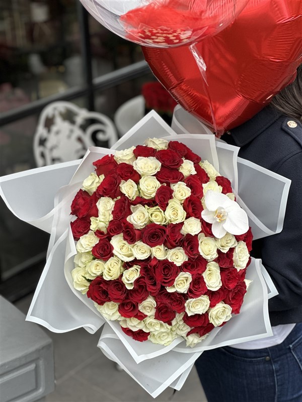100 Kırmızı ve Beyaz Gül Buketi Dev Boy