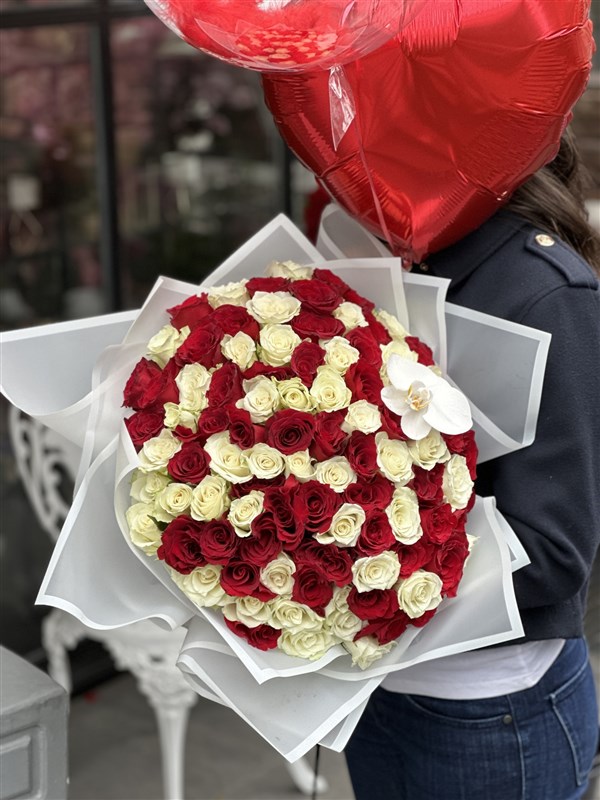 100 Kırmızı ve Beyaz Gül Buketi Dev Boy