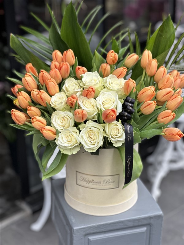 Bej Deluxe Kutuda Turuncu Laleler ve Beyaz Güller