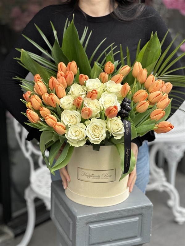 Bej Deluxe Kutuda Turuncu Laleler ve Beyaz Güller