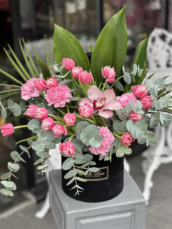 Siyah Kadife Kutuda Pembe Laleler