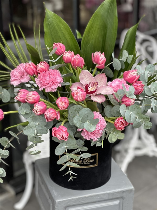 Siyah Kadife Kutuda Pembe Laleler