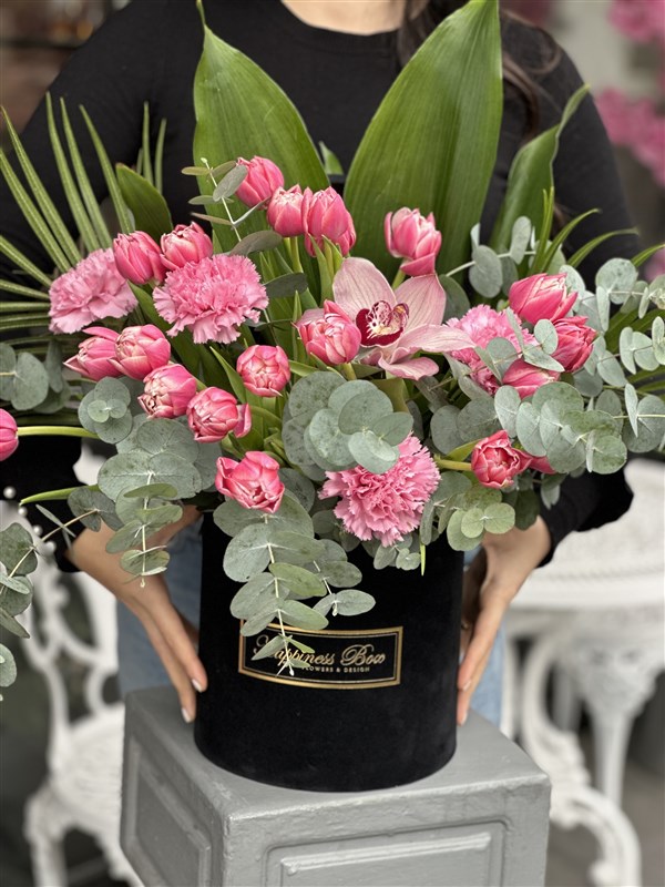 Siyah Kadife Kutuda Pembe Laleler