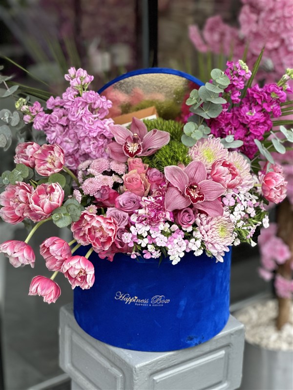 Mavi Kadife Mega Kutuda Pembe Laleler ile Aranjman